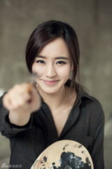 组图：王智写真笑容纯美 怡然享受绘画乐趣