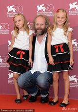 组图：《警官之妻》发布 导演携双胞胎萌翻全场