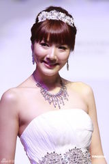 组图：李亚男婚纱展性感秀长腿美背