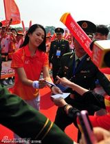 组图：章子怡传递亚运圣火 微笑挥手亲和力十足