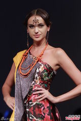 组图：霍启山绯闻女友性感走秀 拒谈郭晶晶怀孕