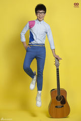 组图：刘心曝最新宣传写真 亮色系展青春活力