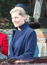 组图：凯特王妃枣红套装亮相英国王室圣诞活动