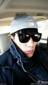 组图：张亮长脸自拍遭调侃马脸代言人