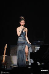 组图：邓紫棋红馆开唱张芸京助阵 为离世外婆献歌