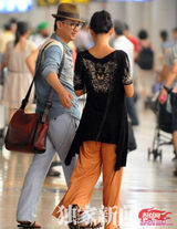 组图：黄海波返京莫小棋接机 机场高调秀恩爱