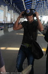 组图：玄彬现身上海机场保镖护驾 待粉丝友善