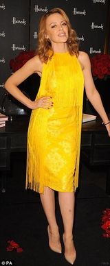 组图：凯莉-米洛亮相宣传新书 穿亮黄流苏裙翩翩起舞