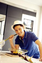 图：丁子峻拍时尚大片 尽显成熟花漾美男风范