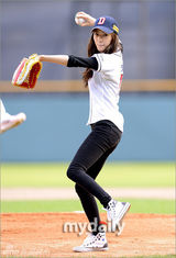 组图：f(x)成员Krystal担任棒球比赛开球嘉宾