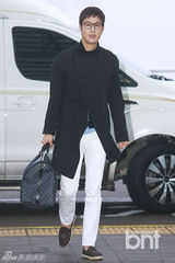组图：韩星郑宇微笑现身 秀黑白机场时尚