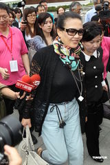 组图：张兰高调抵台引关注 赞台湾环境有望置产