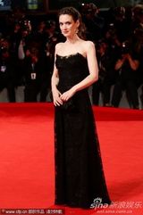组图：《冰人》首映 薇诺娜-赖德黑裙衬白嫩美胸