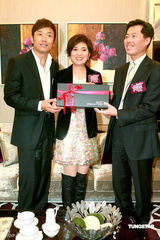 幻灯图：苗侨伟夫妻档代言 戚美珍称羡慕汪明荃