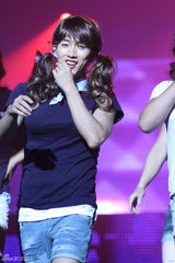 高清图：张佑赫狂学小沈阳笑全场 与莫文蔚贴身热舞