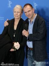 高清图：《大将军寇流岚》发布会 拉尔夫费因斯护花