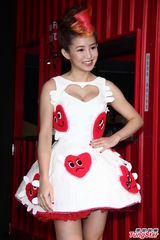 组图：郭书瑶红白短裙亮相 大露胸器秀性感