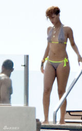 幻灯图集：蕾哈娜与棒球手新欢勾脖露天调情