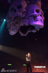 高清组图：郑伊健演唱会 舒淇登台与其热吻