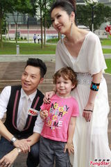 组图：杨千嬅白色长裙优雅亮相 大谈育儿经