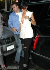 高清组图：蕾哈娜雷人墨镜登场 和异性友人亲密拥抱