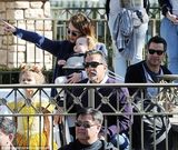 组图：阿尔芭一家迪士尼看圣诞游行 囧娃穿金裙似公主