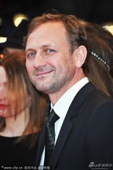 组图：《因何之名》柏林首映 女导演高贵迷人