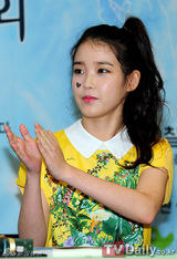 组图：IU小清新装束亮相粉丝签名会