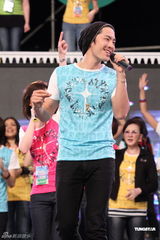 组图：萧亚轩昆凌等港台百位明星同台为公益开唱