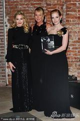 组图：麦当娜黑超黑裙尽展大姐大酷 助阵女性电影奖