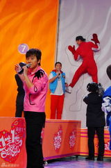 幻灯：何晟铭大玩“壁虎”漫步 惨被挂墙上半小时