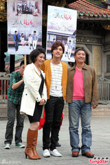 组图：贺军翔坦言将服兵役 拜月老求成家愿望