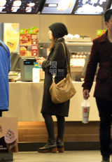 独家：高圆圆独自回京 路边等车啃汉堡