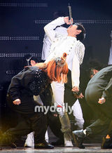 组图：韩偶像组合Beast首开唱 变白马王子劲歌热舞