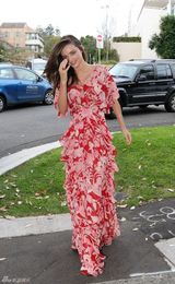 高清图：辣妈米兰达-可儿抱儿子现身 彩裙飘逸 