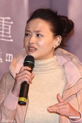 组图：黄小琥出碟秀事业线 萧淑慎献花做公益