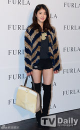 组图：李诗英少女时代Sunny等出席活动秀美腿