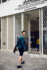 明星爱街拍：张晓龙绅士出街 风度翩翩笑容迷人