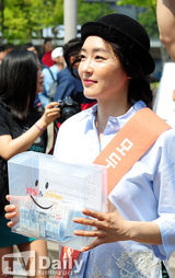 组图：韩星韩智敏朴真熙裴钟玉为饥饿儿募捐