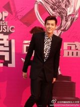 EXO亮相风云榜红毯 西装帅气成员魅力热舞(图)