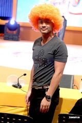 幻灯图：陈奕迅录制节目唱粤语新歌 王喜做评委观众席耍宝