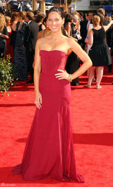 高清组图：艾美奖红毯 奥莉维亚-芒恩笑容灿烂