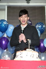 组图：温升豪35岁生日圆歌手梦 唱新歌回馈歌迷