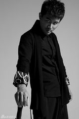 组图：宋柳全新黑白写真展熟男魅力