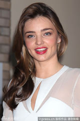 组图：米兰达-可儿白色透视礼服亮相 性感迷人