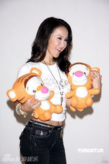 幻灯图：李玟代言服装秀性感电臀 怀抱小虎喜迎虎年 