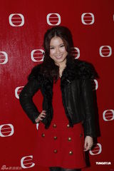 组图：郑裕玲优雅蓝裙现身为《财智达人2》录影