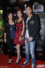 组图：黄百鸣捧新人盛君 挺吴思远尔冬升任会长