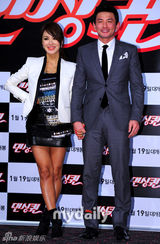 组图：韩星黄正民严正花出席新片《舞后》媒体首映