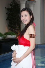 组图：羽庭写真书销售破万 包场裸泳庆功